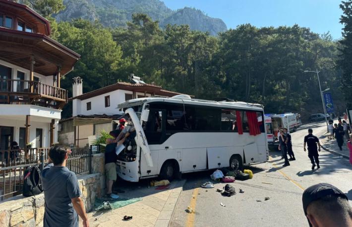 Tur otobüsü kazası... 1 kişi yaşamını yitirdi, 3'ü ağır 28 yaralı