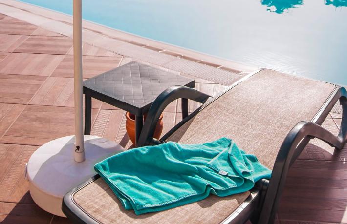 Ünlü tatil beldesinde ilginç ceza... Şezlonga havlu bırakan 9 Bin Lira ödeyecek