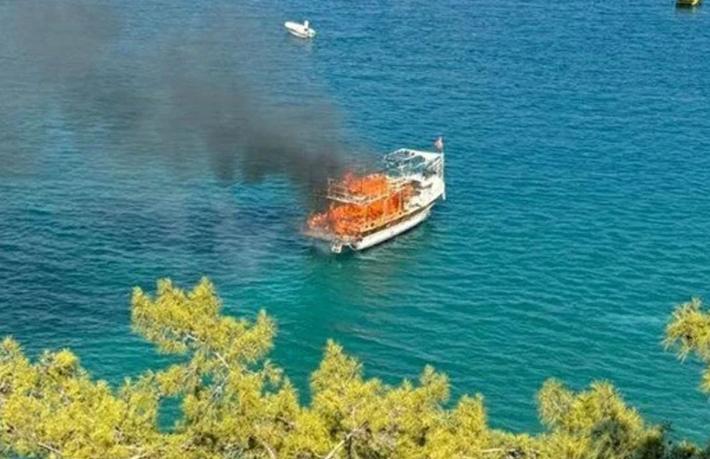 Alev alan tur teknesi sulara gömüldü