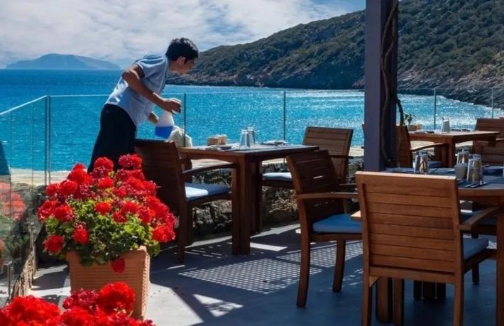 Yunanistan turizm sektöründe çalışan açığı krizi