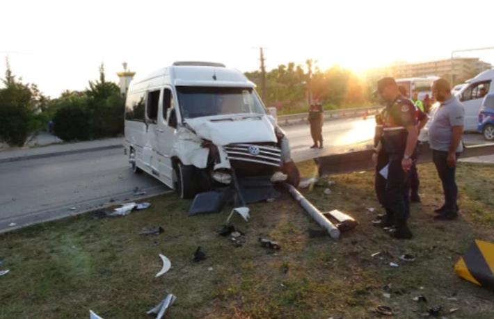 Antalya'da tur minibüsü kaza yaptı: 3'ü turist 4 yaralı