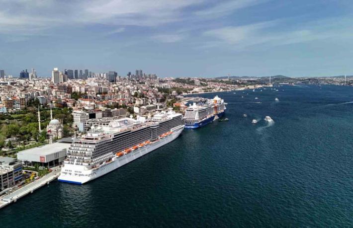 İstanbul’da iki dev kruvaziyer gemisi: 7 bin turist getirdi