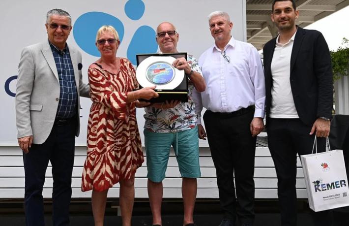 Alman çift 30 yıldır tatilini Kemer'de yapıyor