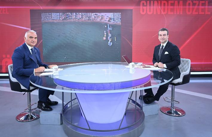 Bakan Ersoy: Turizmde tarihi rekor… Turizmciler: Oteller boş
