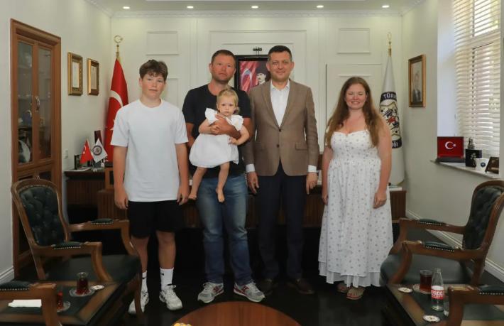 Plajda darp edilen turisti Alanya Kaymakamı makamında ağırladı