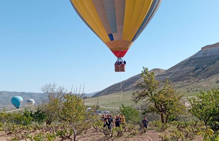 Kapadokya'da korku dolu anlar... Sıcak hava balonu, zorunlu iniş yaptı