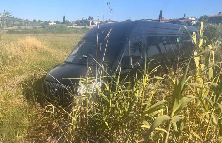 Yola fırlayan köpeğe çarpmamak için tarlaya daldılar... 2 turist yaralı