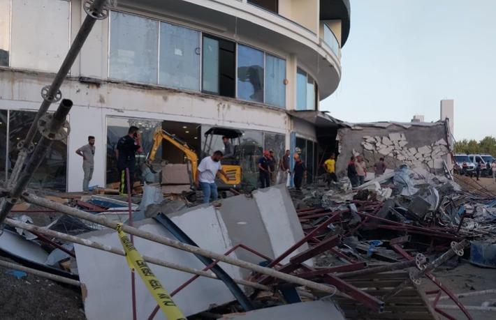 İnşaat halindeki 5 yıldızlı otelin balkonu yıkıldı