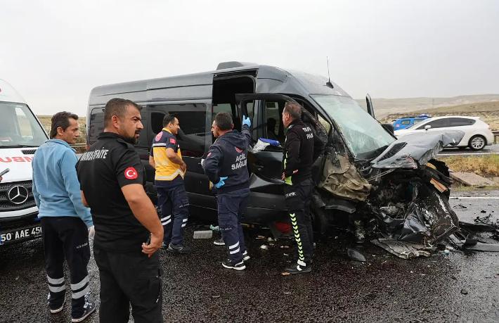 Turist taşıyan minibüs kaza yaptı: 3'ü ağır 7 yaralı
