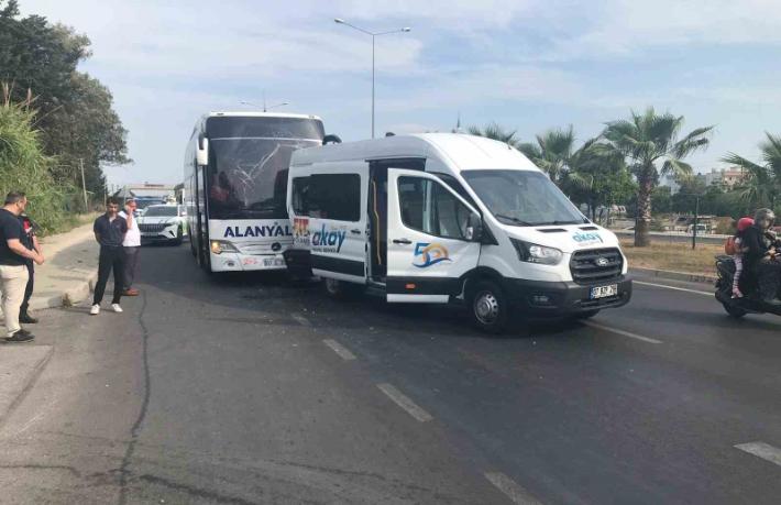 Yolcu otobüsü ile tur minibüsü çarpıştı... 1’i turist 2 yaralı