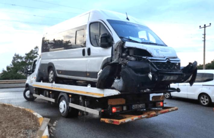 Bodrum'da otel servis minibüsü ile otomobil çarpıştı... 19 yaralı