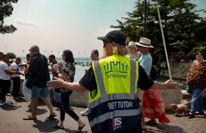 İtalya'da turist akınına yeni çözüm: Sokak öğretmenleri