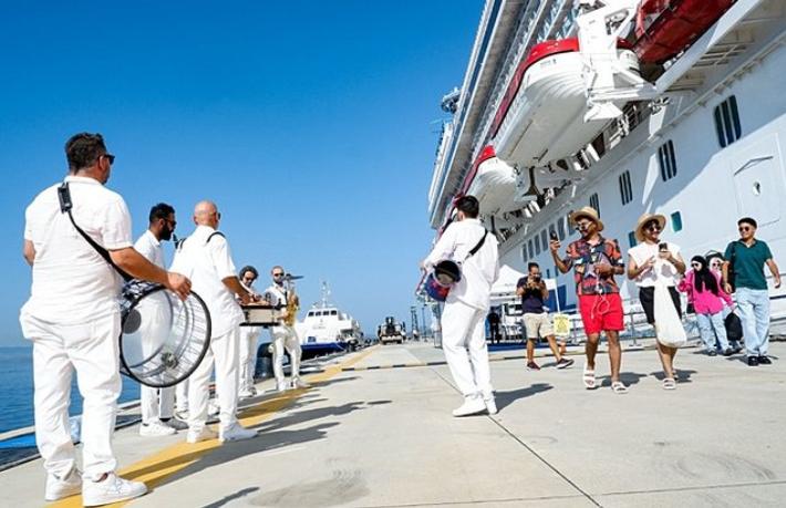Bodrum’a ilk kez gelen gemiye özel karşılama