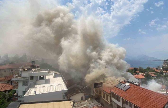 Antalya Kaleiçi’nde otel yangını