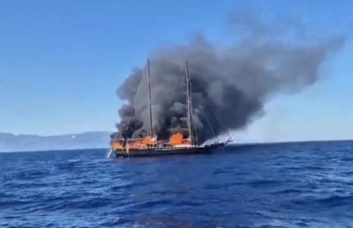 Bodrum'da turist teknesi yanarak battı