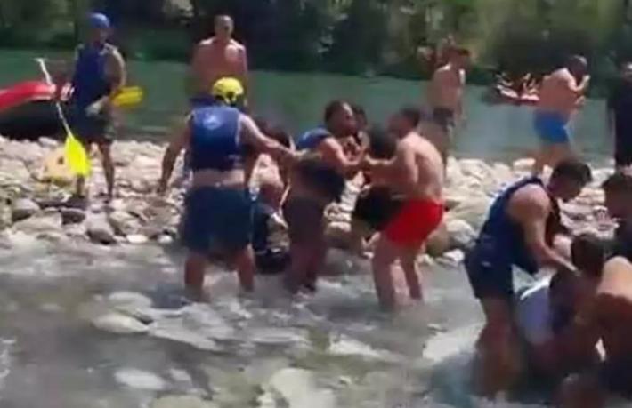 Rafting merkezinde 'can yeleği giyme' kavgası... Tekme, yumruk ve kürekler havada uçuştu