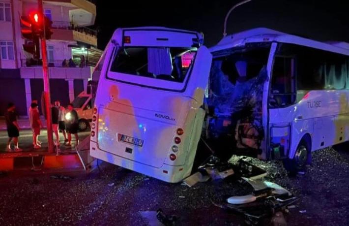 Otel servisleri, tur aracıyla çarpıştı: 6 yaralı