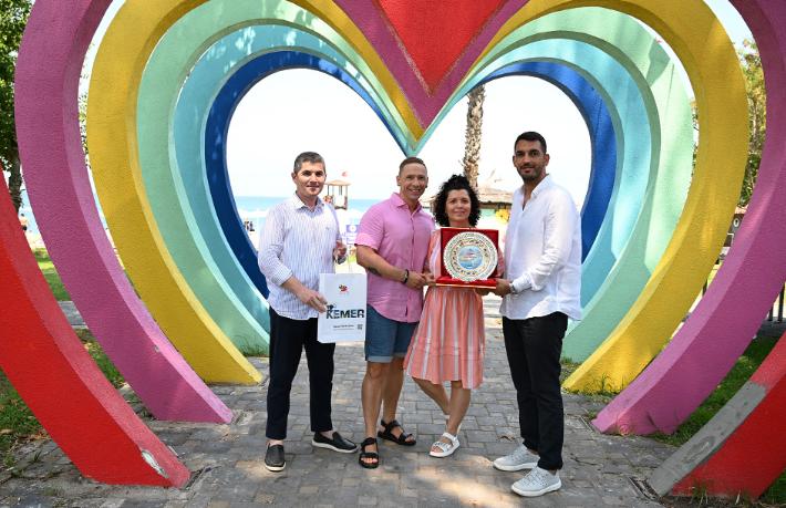 20 yıldır Kemer’e gelen Finli çifte teşekkür plaketi