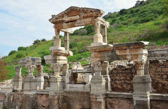 Efes’te Antik Kozmoloji: Trajan’ın Ayağının Altındaki Küre Ne Anlatıyor?