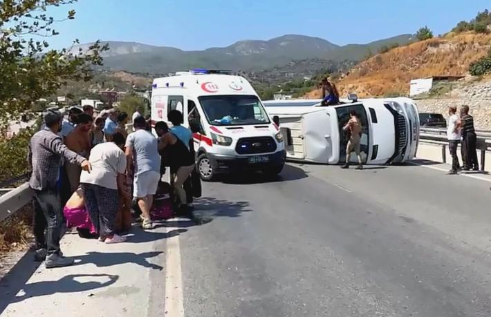 Turist midibüsü devrildi... Çok sayıda yaralı var
