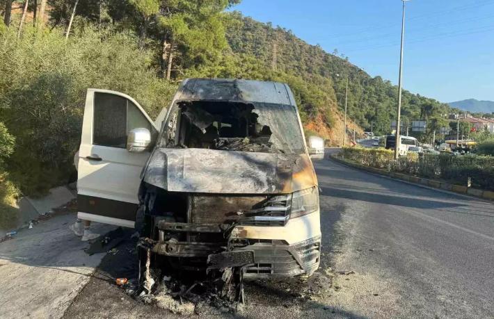 Marmaris’te turistleri taşıyan minibüste yangın