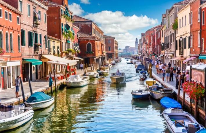 Venedik’te Büyük Kanal’a atlayan turistler kentten kovuldu