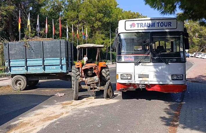 Safari için yolcu toplayan otobüs ile otelden çıkan traktör çarpıştı... 1'i turist 2 yaralı