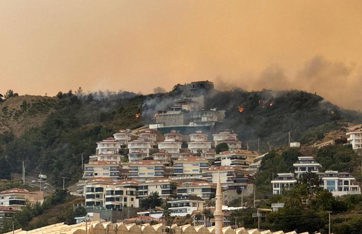 Antalya ve Muğla'da orman yangını... 326 ev ile iki otel tahliye edildi