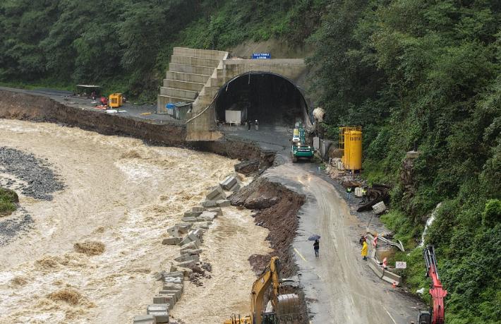 Ayder yolu heyelanla yıkıldı... 800 turist yaylada mahsur kaldı