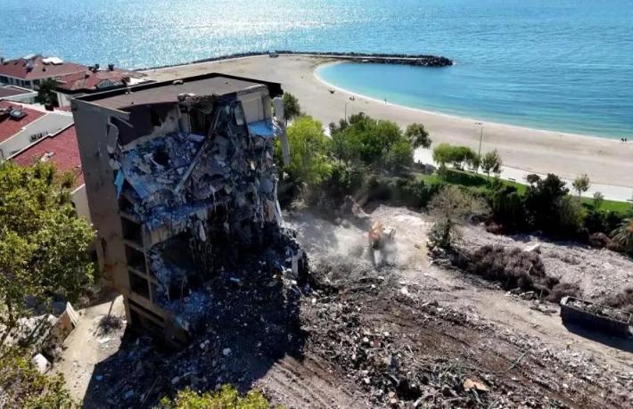 İstanbul'un 67 yıllık simge oteli yıkıldı