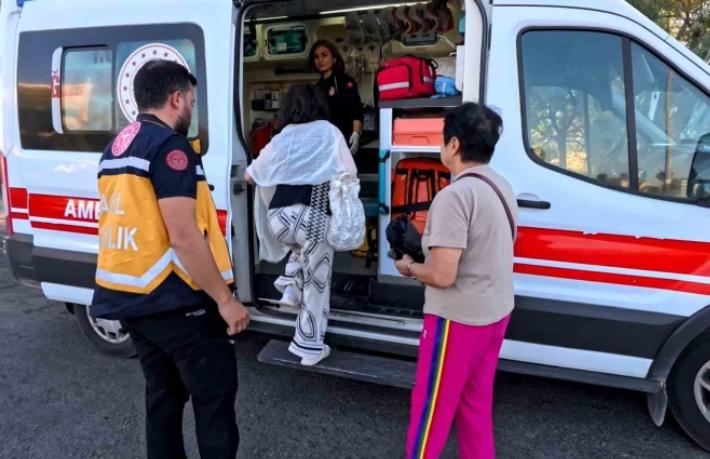 Turistleri taşıyan midibüse tır çarptı: 5 turist yaralı