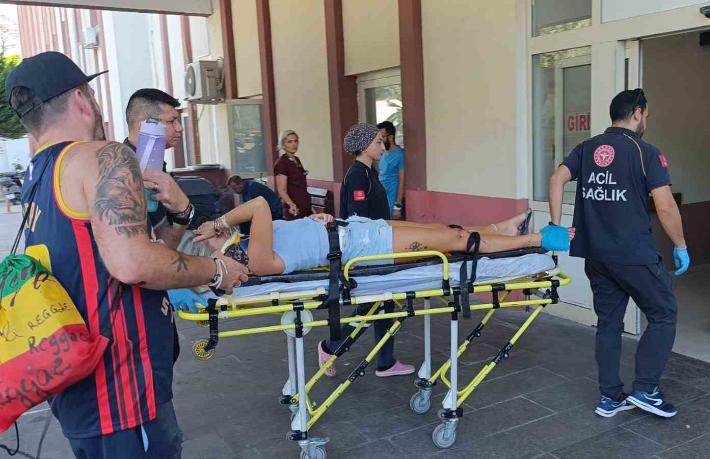 Antalya’da motosiklet devrildi... 2 Hollandalı turist yaralandı