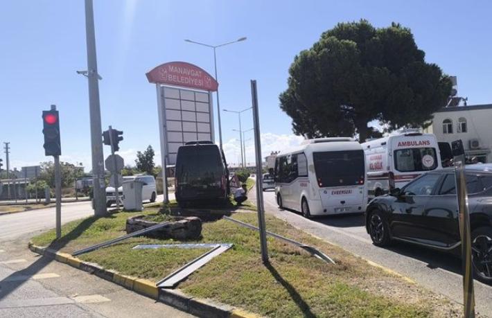 Tur minibüsü tabelaya çarptı... 8 turist yaralandı
