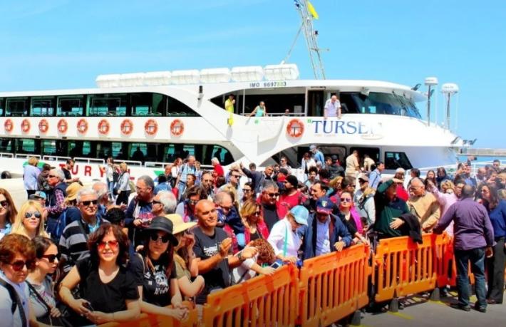 Türk turist komşuyu ihya etti... 100 bin kişi adayı ziyaret etti