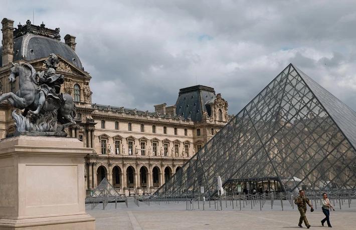 Dünyaca ünlü Louvre Müzesi'nde soygun... Müze ziyaretçilere kapatıldı