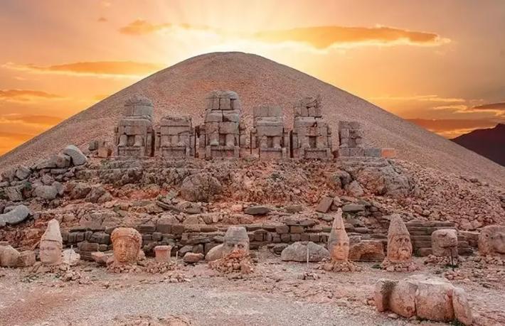 Nemrut Dağı'nda düşen turist yaralandı