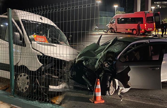 Tur minibüsü ile otomobil çarpıştı... 2 yaralı