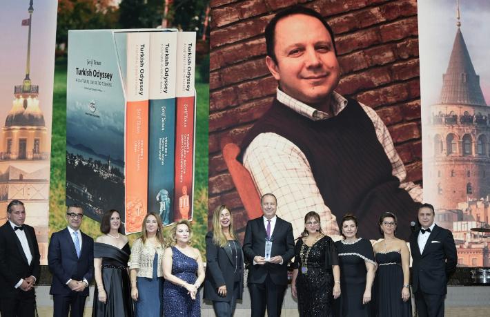 Şerif Yenen'e "Yılın Turist Rehberi ve En İyi Turizm Yayını" ödülü