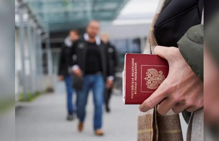 Avrupa Komisyonu Rus vatandaşlarına çok girişli Schengen vizesini kısıtladı