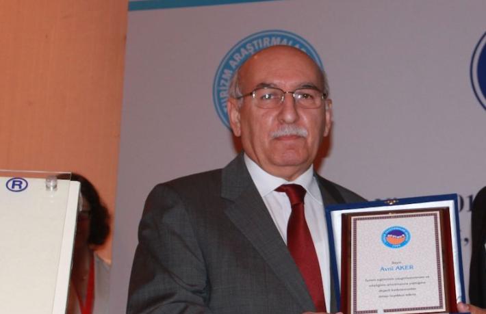 Turizmcilerin hocası Avni Aker’i kaybettik