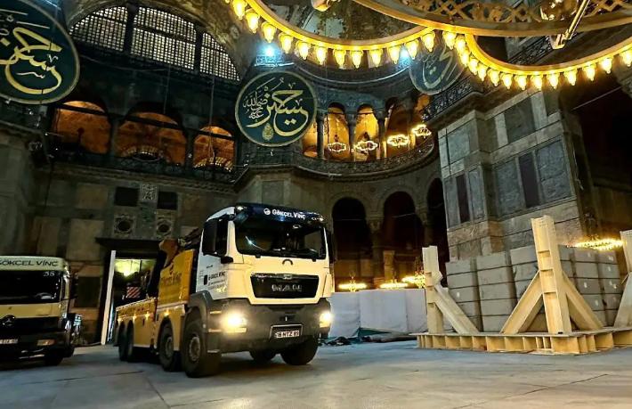 O görüntülere tepki yağdı... Ayasofya'ya kamyonla girdiler