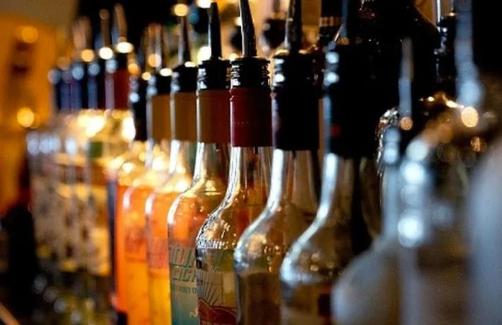 Otel deposu kaçak içki imalathanesi çıktı