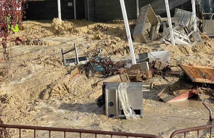 Sağanak yağış, 5 yıldızlı otelin sahildeki kafesini yıktı