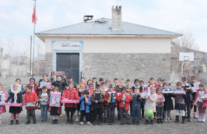 IC Mutluluk Harekatı, , umut dolu hediyelerle okullara taşıyor