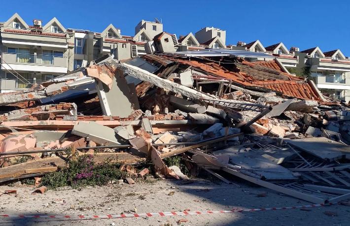 Marmaris'te güçlendirme çalışması yapılan apart otel çöktü