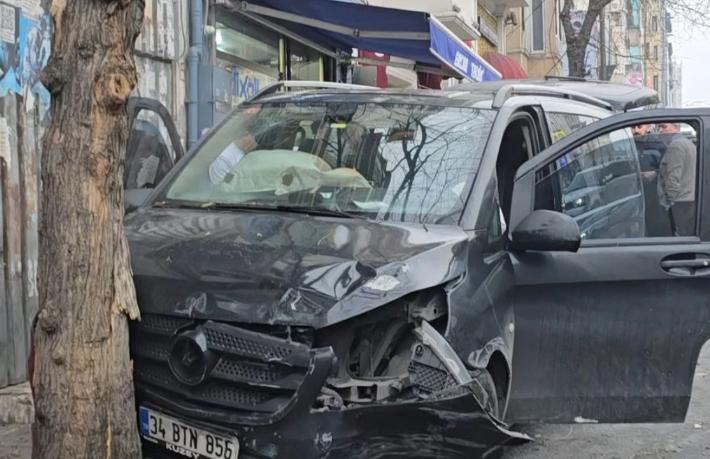 Taksim'de turist minibüsü ağaca çarptı