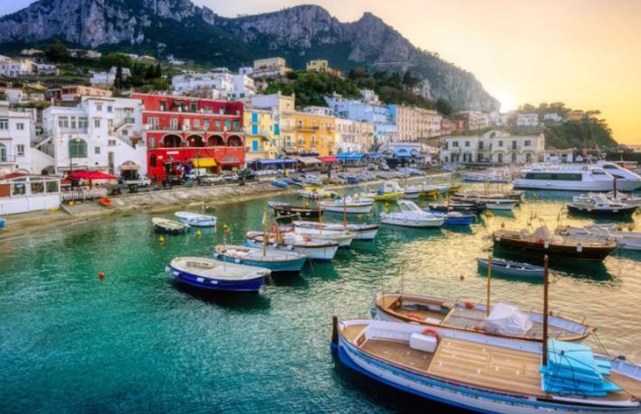 İtalya'nın ünlü Capri Adası'nda turiste şemsiye yasağı