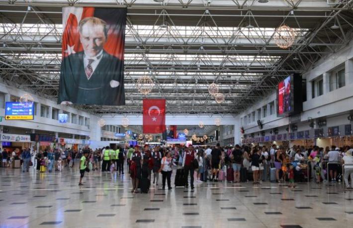 Turizm merkezlerindeki havalimanları 2,3 milyon yolcu ağırladı