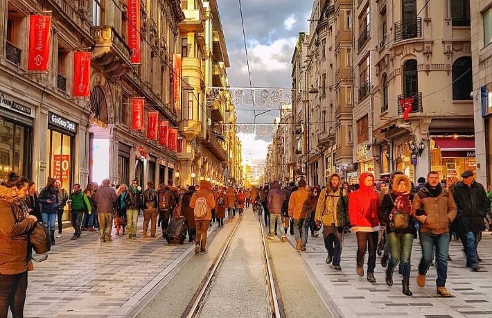 İstanbul’un alışveriş caddeleri arasında ziyaretçi şampiyonu, İstiklal Caddesi