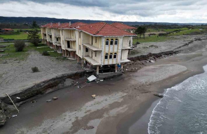 Deniz 100 metre içeri girdi, tatil köyü çöktü